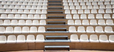 Plastik oturma sıraları