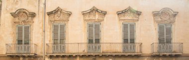 Lecce, İtalya - Barok tarzı eski windows