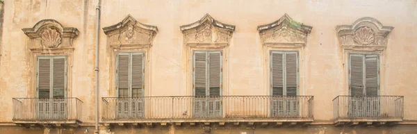 意大利拉察-巴洛克风格的旧窗户 — 图库照片