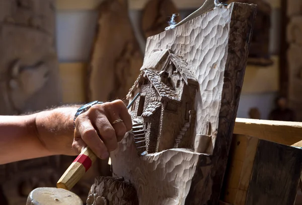 Sculpteur mains de travail du bois — Photo