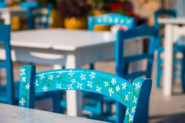 Sicilya geleneksel bir İtalyan restoranı tablolarda