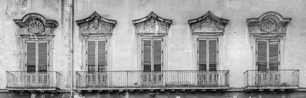 Lecce, İtalya - Barok tarzı eski windows — Stok fotoğraf