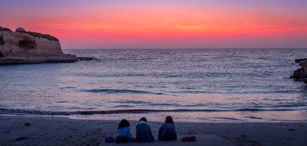 Tři přátelé, při pohledu na východ slunce — Stock fotografie