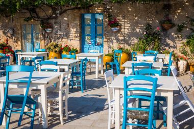 Sicilya geleneksel bir İtalyan restoranı tablolarda