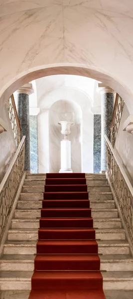 NOTO, ITALIE - 21 juin 2017 : Entrée de luxe du Palais Nicolaci — Photo