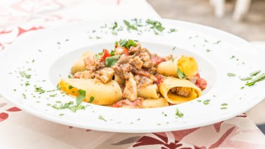 İtalyan Paccheri makarna ile kılıç balığı