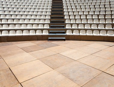 Plastik oturma sıraları