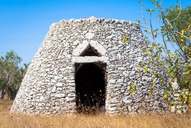 Puglia bölgesi, İtalya. Taştan yapılmış geleneksel ambar
