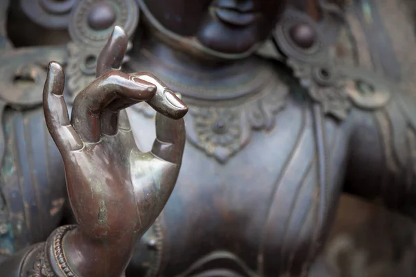Detalle de la estatua de Buda con la posición de la mano de Karana mudra — Foto de Stock