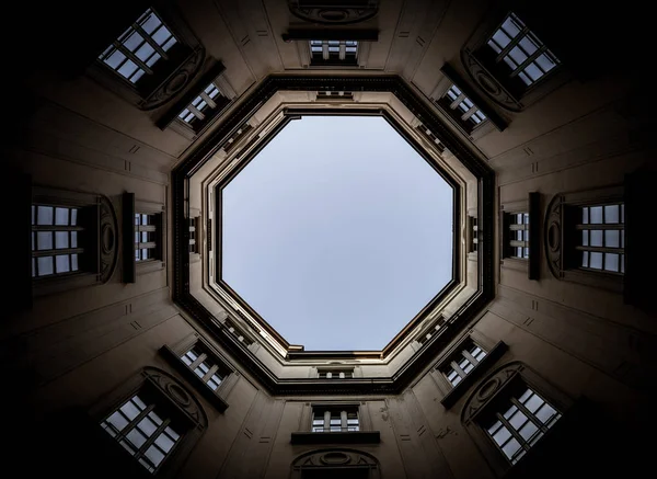 Ventanas en perspectiva con el cielo en segundo plano —  Fotos de Stock