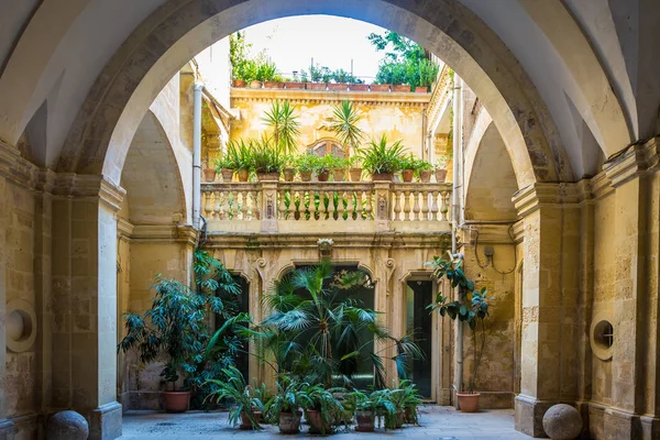 Eingang zur italienischen Villa — Stockfoto