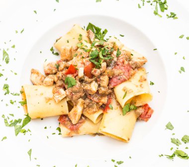 İtalyan Paccheri makarna ile kılıç balığı