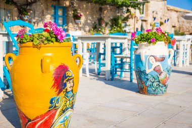 Sicilya geleneksel bir İtalyan restoranı tablolarda