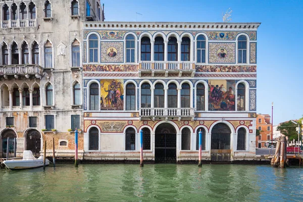Fachada veneciana del palacio de 300 años del Canal Grande —  Fotos de Stock