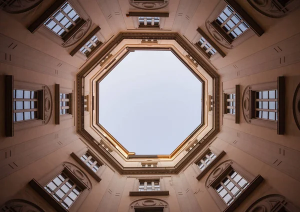 Janelas em perspectiva com céu no fundo — Fotografia de Stock