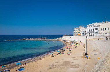 Gallipoli, İtalya - 28 Ağustos 2017: yaz mevsiminde turizm