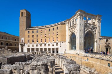 Lecce, İtalya - 23 Ağustos 2017: Via Santo O gelen turist