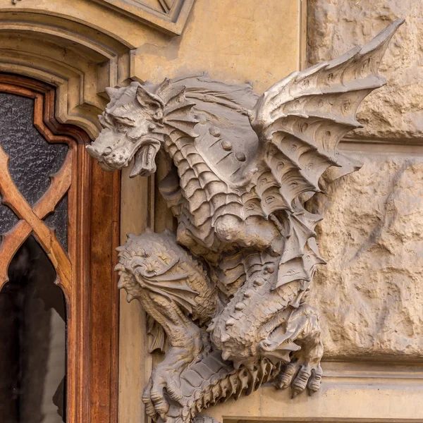 TORINO, ITALIA - Drago sulla facciata del Palazzo della Vittoria — Foto Stock