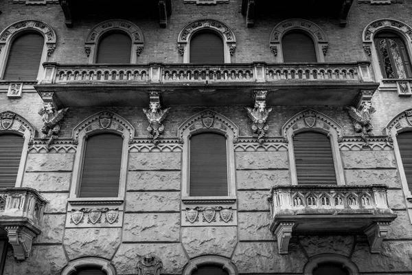 TURÍN, ITALIA - Dragón en la fachada del Palacio de la Victoria — Foto de Stock