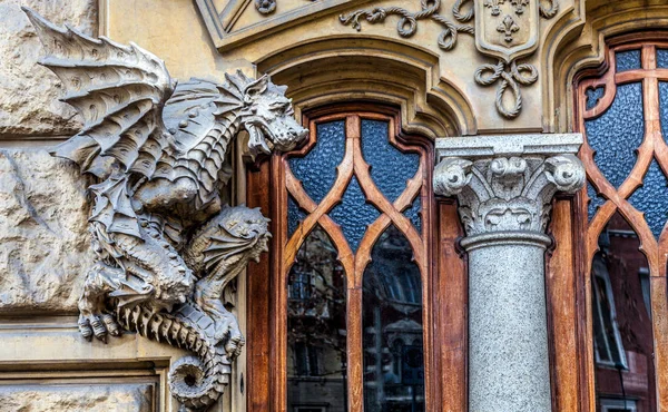 Turin, Italien - draken på seger palatsfasad — Stockfoto