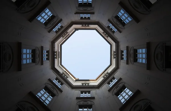 Windows i perspektiv med himlen i bakgrunden — Stockfoto