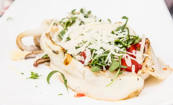 Domates, salata ve kahvaltilari peynir ile mürekkep balığı — Stok fotoğraf