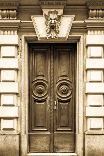 Misteriosa porta di legno — Foto Stock