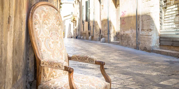 Alter stuhl in einer traditionellen straße von lecce, italien. — Stockfoto