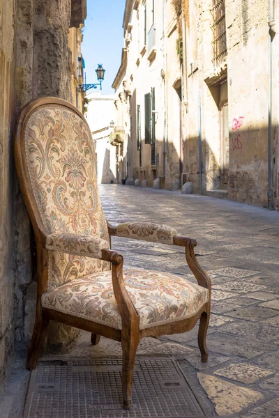 Alter stuhl in einer traditionellen straße von lecce, italien. — Stockfoto