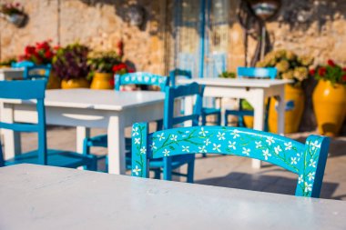 Sicilya geleneksel bir İtalyan restoranı tablolarda