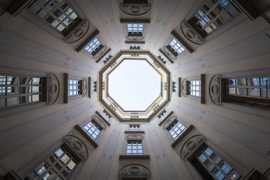 Bakış açısı içinde pencere eşiği ile arka planda gökyüzü