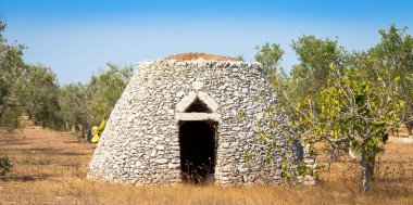 Puglia bölgesi, İtalya. Taştan yapılmış geleneksel ambar