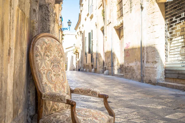 Alter stuhl in einer traditionellen straße von lecce, italien. — Stockfoto