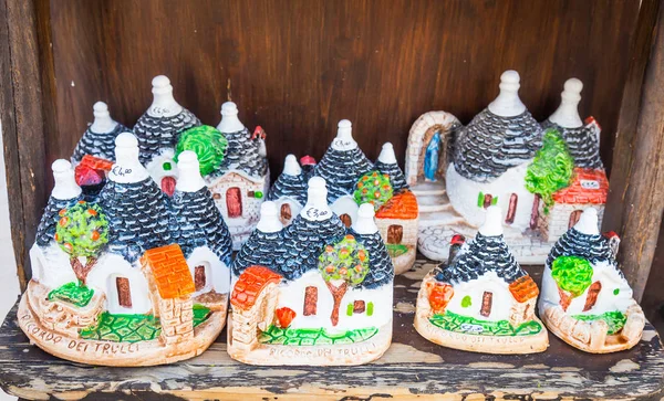 ALBEROBELLO, ITALIA - Trulli di Alberobello souvenirs para turistas — Foto de Stock