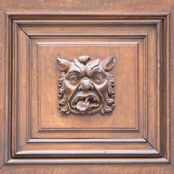 İtalya - eski bir kapı maske — Stok fotoğraf