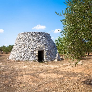 Puglia bölgesi, İtalya. Taştan yapılmış geleneksel ambar