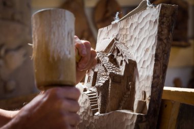 Ahşap çalışma heykeltıraş eller