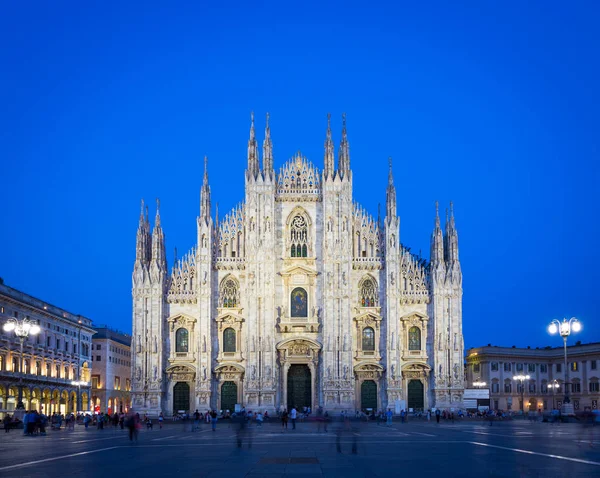 Μιλάνο, Ιταλία - 28 Απριλίου 2018: τουρίστες κατά τη διάρκεια της μπλε ώρα λαμβάνοντας — Φωτογραφία Αρχείου