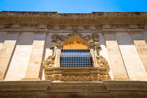 NOTO, ITALIA - diseño tradicional de ventanas en el monasterio cerrar t — Foto de Stock