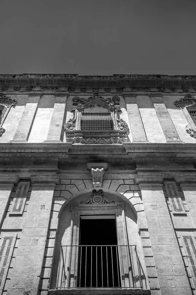 诺托, 意大利-传统窗口设计在修道院关闭 t — 图库照片