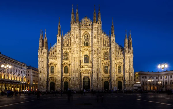 MILAN, ITALY - APRIL 28th, 2018: turists during blue hour taking — Stock Photo, Image