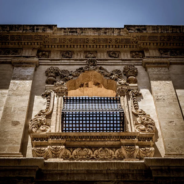 Noto, Olaszország - hagyományos ablak tervezés a kolostor zárja be a t — Stock Fotó