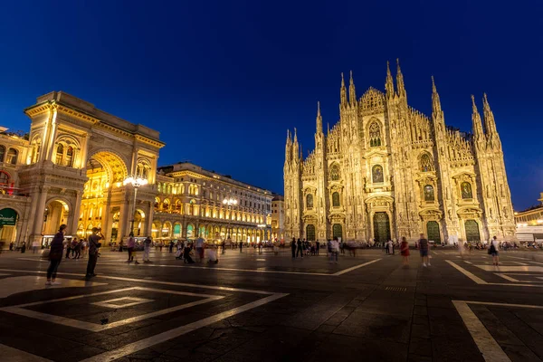 MILAN, ITALIE - 28 AVRIL 2018 : les touristes pendant l'heure bleue prennent — Photo