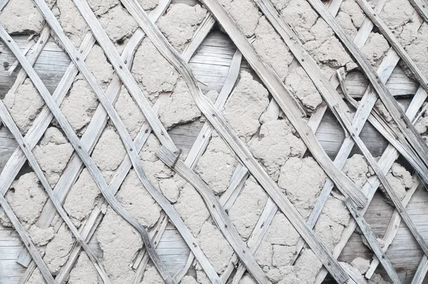 Crumbling obsolescent wooden wall with insulation made of clay. — Stock Photo, Image