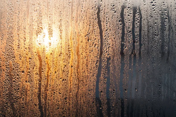 Wassertropfen auf Glas mit Sonnenaufgang Hintergrund. — Stockfoto