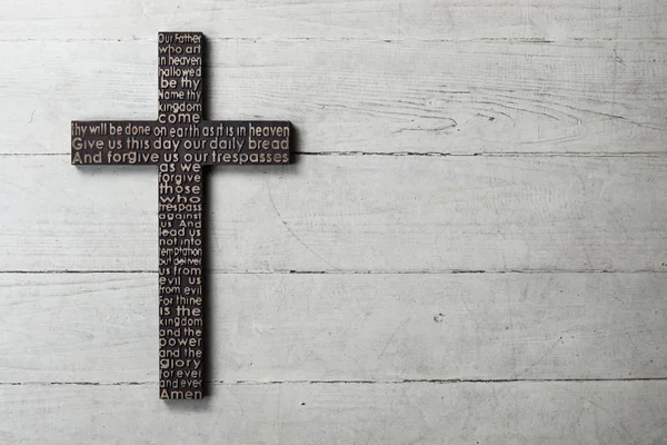 Ciemny drewniany krzyż z Lordów modlitwa na zużyte białym tle drewniane rzeźbione — Zdjęcie stockowe
