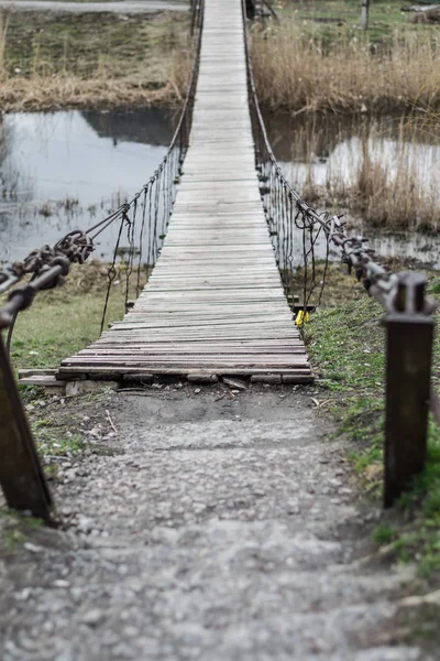 Eski ahşap asma köprü Nehri metal kablo ile.
