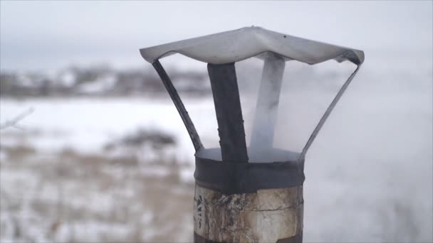 De rook afkomstig van de roestige schoorsteen in de winter. — Stockvideo