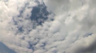 Zaman atlamalı. Güzel bahar bulutlar.