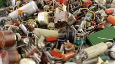 Transistörler, rezistörler ve eski radyo parçaları. Vintage detaylar